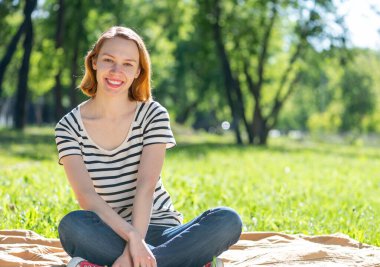 Çekici bir kadının portresi.