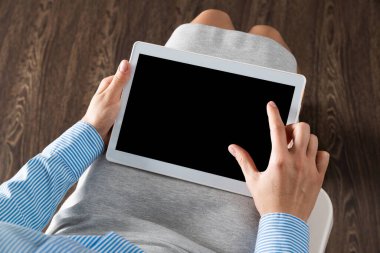 Kucağında tabletle iş kadını