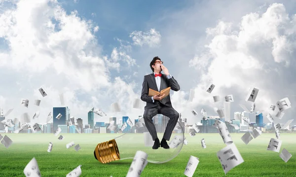 Joven empresario con un libro — Foto de Stock