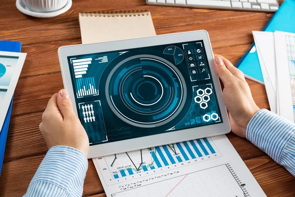 Mujer de negocios con tableta de ordenador — Foto de Stock