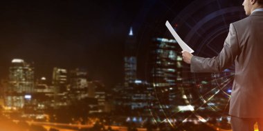 Bilgi kaynaklı dijital arkaplan ve kağıt veya sözleşme uzatan adam