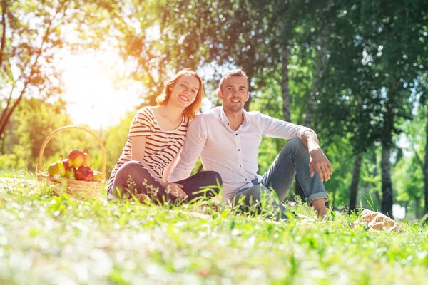 Casal em um piquenique no parque — Fotografia de Stock