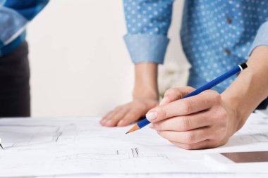Tasarımcılar ofiste mimarlık projesini tartıştılar