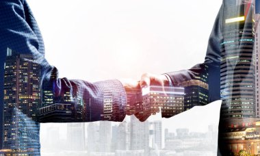 İş adamlarının el sıkışmasına yakın çekim.