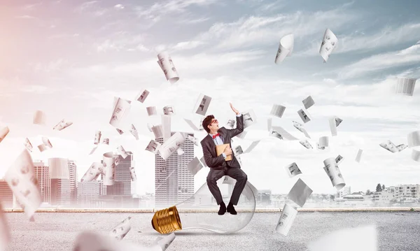 Joven empresario con un libro — Foto de Stock