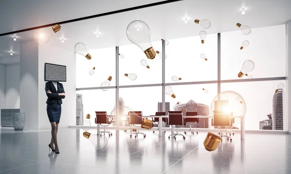 Mujer de negocios con TV en lugar de cabeza . — Foto de Stock