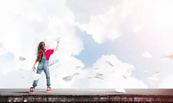 Concetto di infanzia felice incurante con ragazza sognando di diventare pilota — Foto Stock