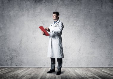 Kırmızı plakalı genç doktor.