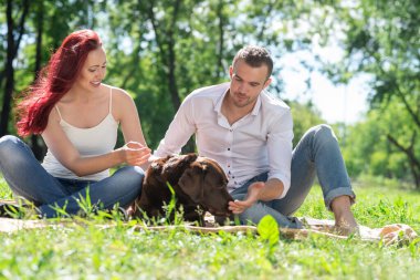 Parkta köpeği olan çift.