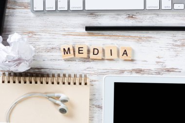 Küpler üzerine harflerle sosyal medya kavramı