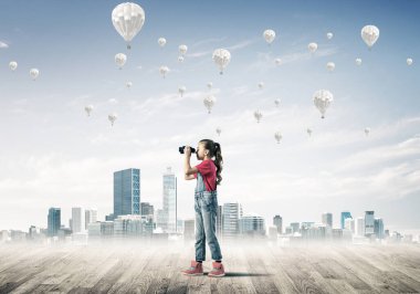 Kızın dürbünle baktığı dikkatsiz mutlu çocukluk kavramı