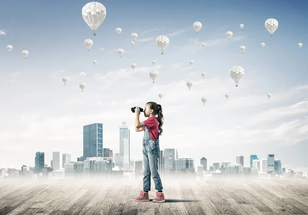 Concepto de infancia feliz descuidada con chica mirando en prismáticos — Foto de Stock