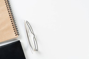 Malzemelerle dolu ofis çalışma alanı