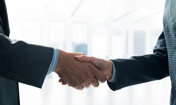 Close-up of the handshake of businessmen. — Stock Photo, Image