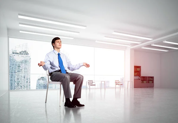 Giovane uomo d'affari meditando in ufficio — Foto Stock