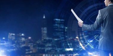 Bilgi kaynaklı dijital arkaplan ve kağıt veya sözleşme uzatan adam