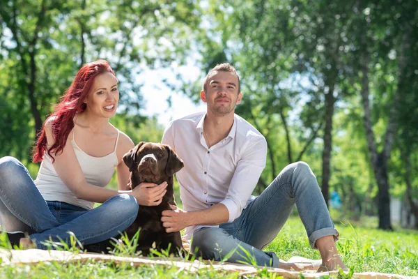 Paar mit Hund im Park — Stockfoto