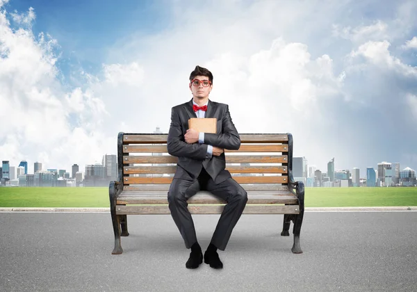 Giovane studente con un libro — Foto Stock