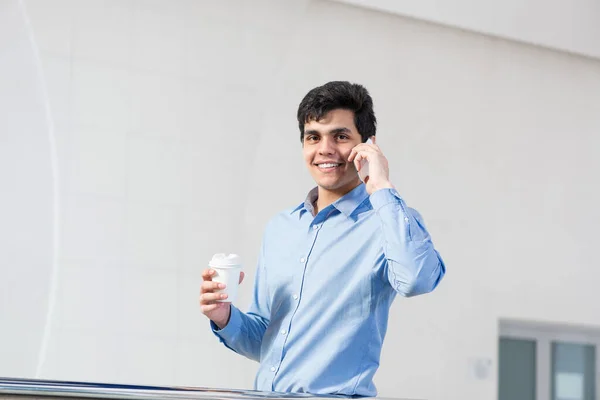 Joven hombre de negocios hablando por su celular — Foto de Stock