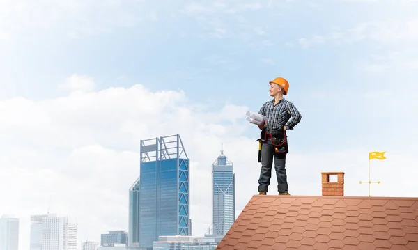 Ingeniero en hardhat con planos técnicos — Foto de Stock