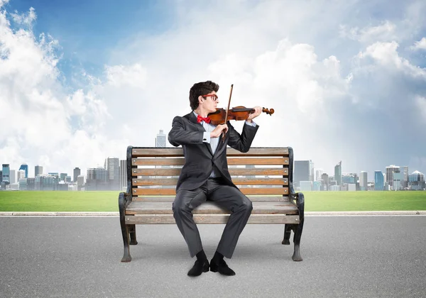 Jovem empresário toca violino — Fotografia de Stock