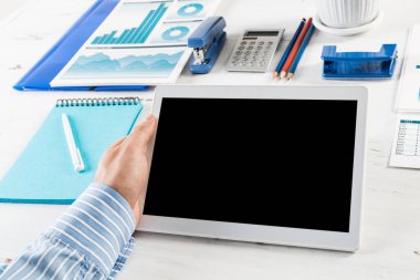 Tabletli bir işadamı, ofiste çalışıyor.