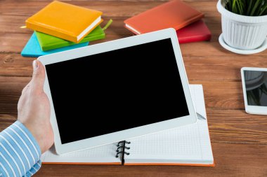 Tabletli bir işadamı, ofiste çalışıyor.