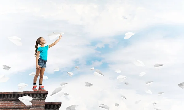 Conceito de infância feliz descuidada com menina sonhando para se tornar piloto — Fotografia de Stock