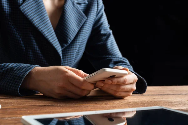 Businesswoman pomocí mobilního telefonu na stole — Stock fotografie