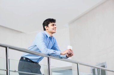 Kahveli bir adamın yakın plan portresi