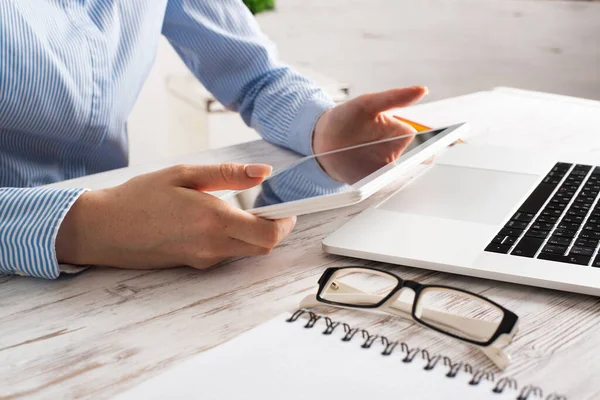 Señora de los negocios utilizando la tableta en el escritorio —  Fotos de Stock