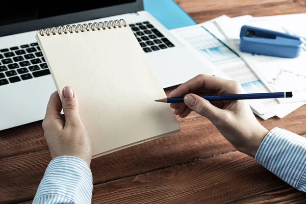 Ofisinde not defteri olan kadın.