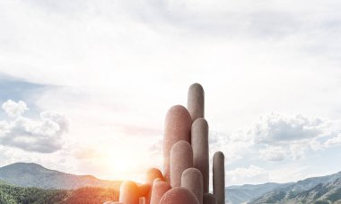 Nefes kesici manzarası olan çok sayıda taş sütun.