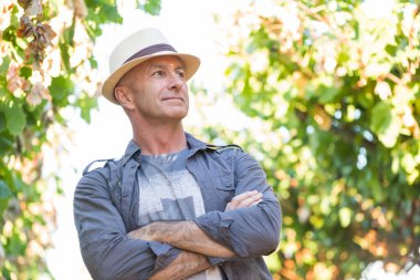 Hasır şapkalı yakışıklı adam.