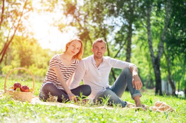 Parkta piknik yapan bir çift.