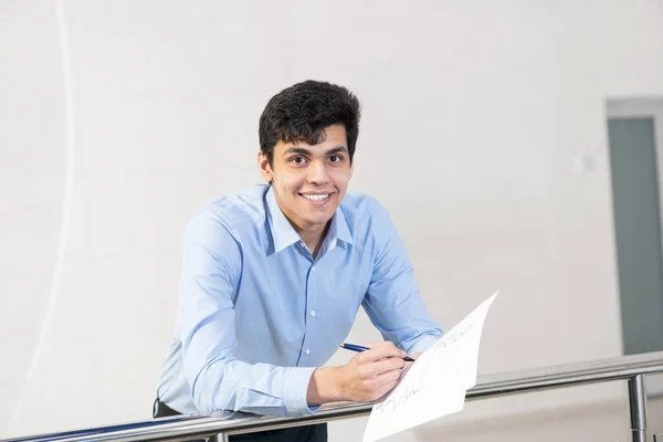 Joven empresario con documentos — Foto de Stock