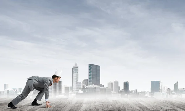 Rey hombre de negocios en traje elegante corriendo y paisaje urbano moderno en el fondo —  Fotos de Stock