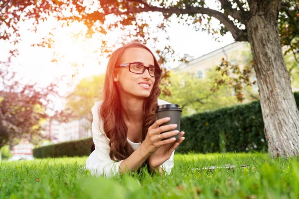 Jonge vrouw in het park — Stockfoto