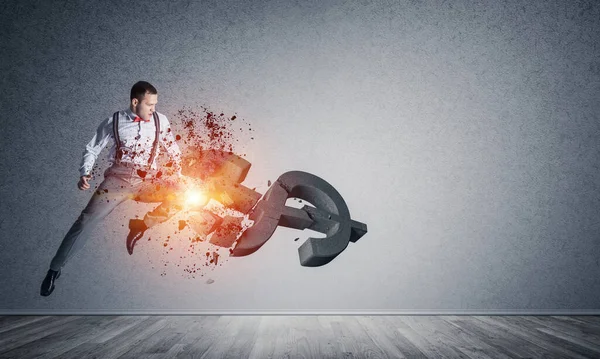 Boş beton odada azimli bir bankacı dolar bozuyor.