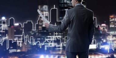 İnşaat konseptini sunan ve elinde belgelerle gezen mimar veya mühendis.