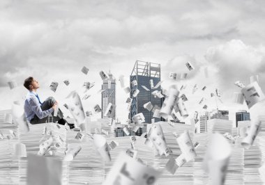 İş adamı gelecekteki işleri hayal ediyor..