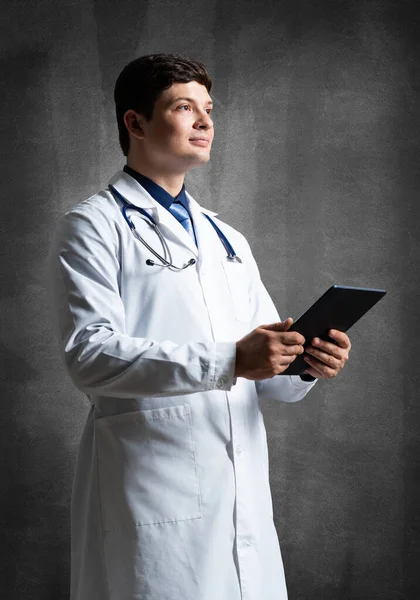 Doutor com um tablet de computador — Fotografia de Stock