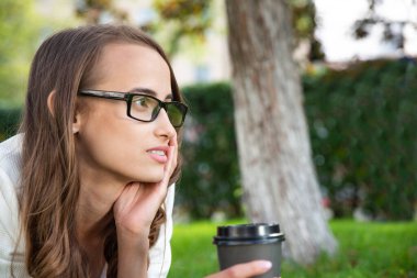 Parktaki Genç Kadın