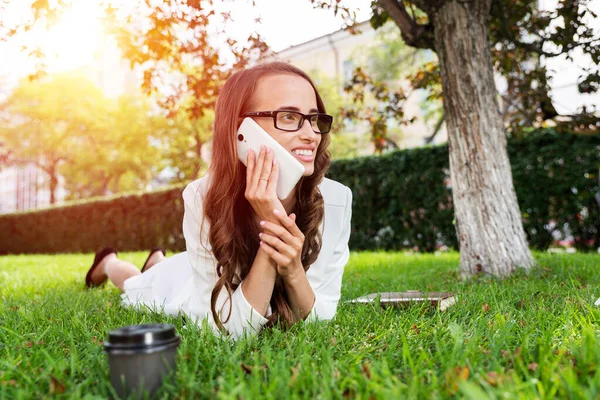 Mulher no parque com telefone — Fotografia de Stock