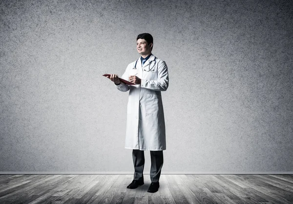 Doctor with tablet — Stock Photo, Image