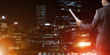 Bilgi kaynaklı dijital arkaplan ve kağıt veya sözleşme uzatan adam