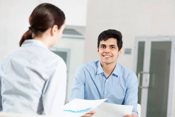 Porträt eines jungen Mannes bei einem Geschäftstreffen — Stockfoto