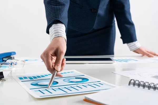 Affärskvinna står nära kontorsbord med penna — Stockfoto