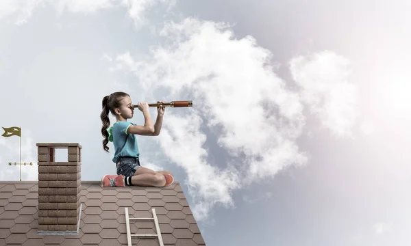 Conceito de infância feliz descuidada com a menina olhando em spyglass — Fotografia de Stock