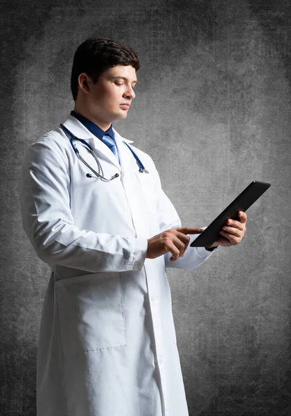 Doctor con una tableta de ordenador — Foto de Stock